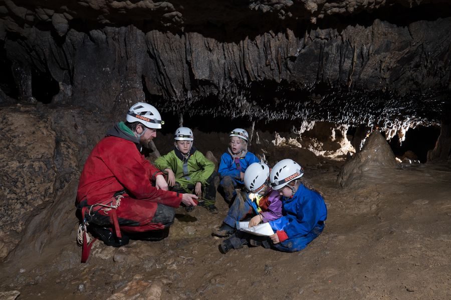 Een familie ontdekking vanaf de grotten van Vallon Pont d'Arc met de Guides Spéléo