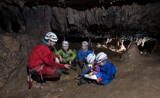 Een familie ontdekking vanaf de grotten van Vallon Pont d'Arc met de Guides Spéléo