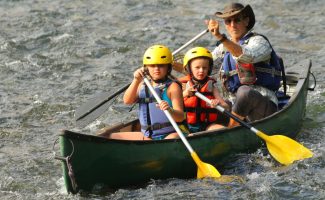 Familie afvaart per kano met Canoës Service