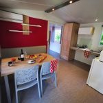 © Camping le Coin Charmant - CAMPING LE COIN CHARMANT mobil-home grand  espace PMR