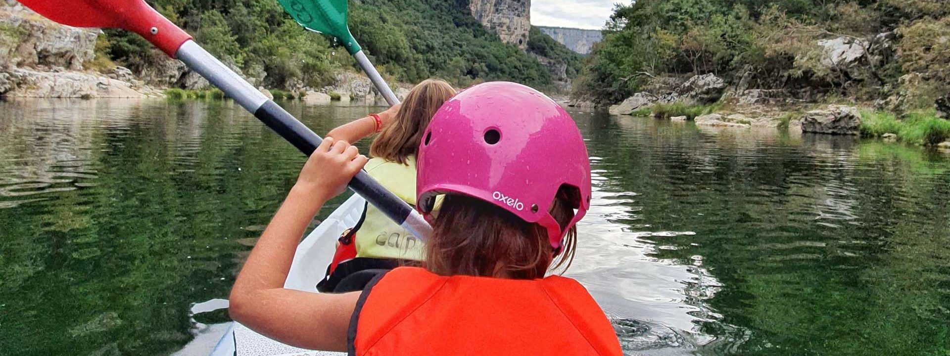 De Gorges van de Ardèche afvaren per kano