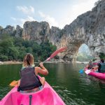 © De Gorges van de Ardèche afvaren per kano - © Tristan Shu Auvergne Rhône Alpes Tourisme