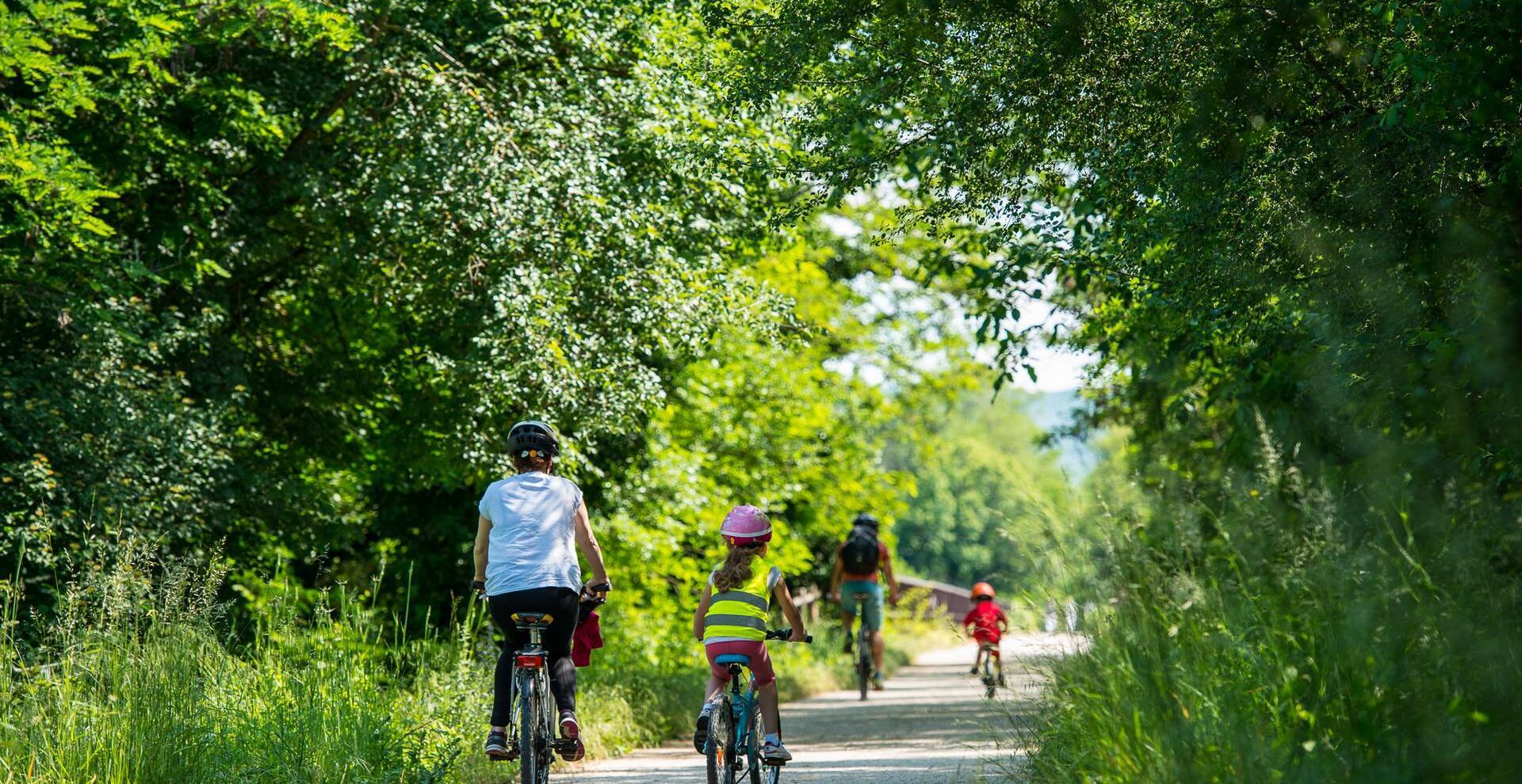 Vélo en famille sur la voie verte Via Ardèche ©M. Dupont